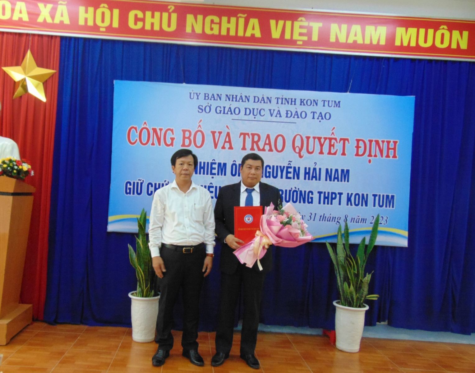 Công bố và trao quyết định điều động, bổ nhiệm hiệu trưởng trường THPT Kon Tum